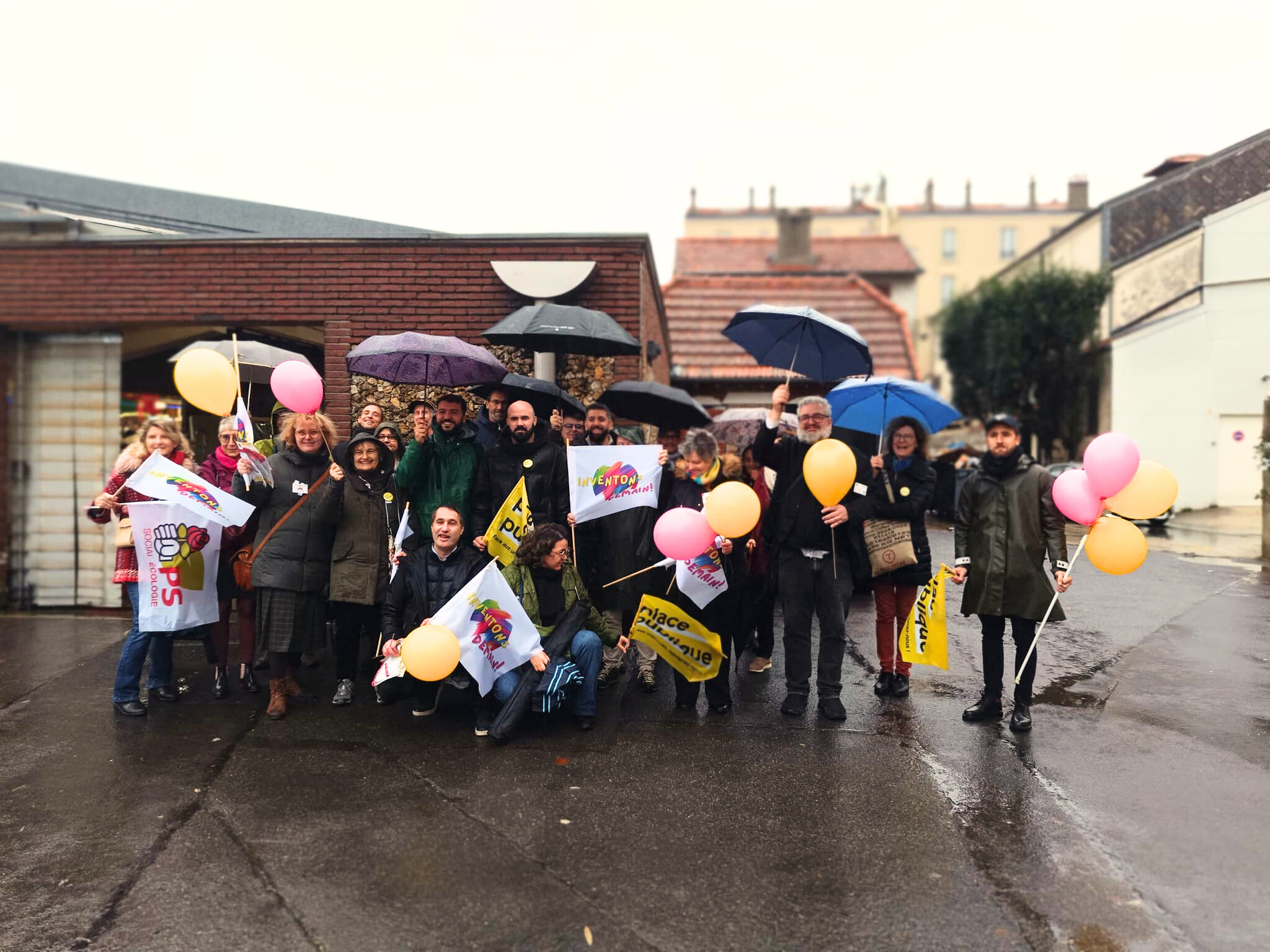 L'équipe Inventons Demain sur le terrain au marché